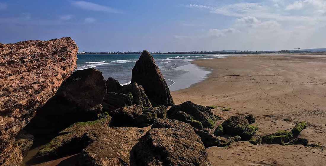 Rochers au bout de la plage déserte d'Essaouira au Maroc